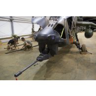 Des mécaniciens du 1er régiment d'hélicoptères de combat (RHC) inspectent les munitions du canon de 30 mm d'un hélicoptère Tigre EC-665 à Gao, au Mali.