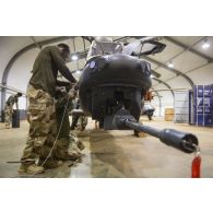 Des mécaniciens du 1er régiment d'hélicoptères de combat (RHC) remettent en fonction la tourelle THL30 d'un hélicoptère Tigre EC-665 à Gao, au Mali.