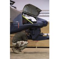 Un mécanicien du 1er régiment d'hélicoptères de combat (RHC) remet en fonction la tourelle THL30 d'un hélicoptère Tigre EC-665 à Gao, au Mali.