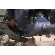Un mécanicien du 1er régiment d'hélicoptères de combat (RHC) remet en fonction la tourelle THL30 d'un hélicoptère Tigre EC-665 à Gao, au Mali.