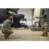 Des mécaniciens du 1er régiment d'hélicoptères de combat (RHC) remettent en fonction la tourelle THL30 d'un hélicoptère Tigre EC-665 à Gao, au Mali.