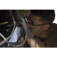 Un mécanicien du 1er régiment d'hélicoptères de combat (RHC) remet en fonction la tourelle THL30 d'un hélicoptère Tigre EC-665 à Gao, au Mali.