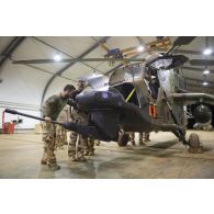 Des mécaniciens du 1er régiment d'hélicoptères de combat (RHC) remettent en fonction la tourelle THL30 d'un hélicoptère Tigre EC-665 à Gao, au Mali.