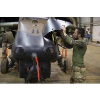 Des mécaniciens du 1er régiment d'hélicoptères de combat (RHC) remettent en fonction la tourelle THL30 d'un hélicoptère Tigre EC-665 à Gao, au Mali.