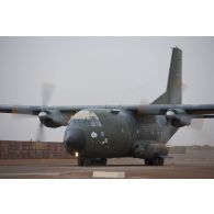 Arrivée d'un avion Transall C-160 de la Luftwaffe sur l'aérodrome de Gao, au Mali.