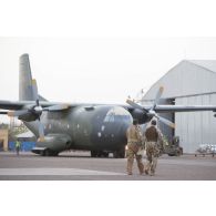 Arrivée d'un avion Transall C-160 de la Luftwaffe sur l'aérodrome de Gao, au Mali.