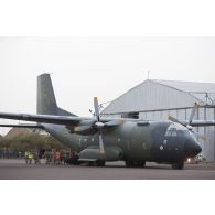 Des soldats débarquent d'un avion Transall C-160 de la Luftwaffe sur l'aérodrome de Gao, au Mali.