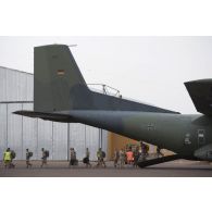 Des soldats débarquent d'un avion Transall C-160 de la Luftwaffe sur l'aérodrome de Gao, au Mali.
