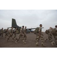Des soldats débarquent d'un avion Transall C-160 de la Luftwaffe sur l'aérodrome de Gao, au Mali.