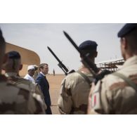 Le président de la République passe les troupes en revue aux côtés de son homologue malien Ibrahim Boubacar Keïta à son arrivée à Gao, au Mali.