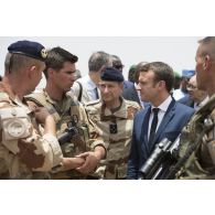 Le Président de la République Emmanuel Macron rencontre un soldat aux côtés du général Pierre de Villiers à Gao, au Mali.