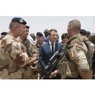 Le Président de la République Emmanuel Macron rencontre un soldat aux côtés de la ministre des Armées Sylvie Goulard et du général Pierre de Villiers à Gao, au Mali.