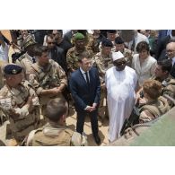Le Président de la République Emmanuel Macron rencontre des soldats aux côtés de son homologue malien Ibrahim Boubacar Keïta et de la ministre des Armées Sylvie Goulard à Gao, au Mali.