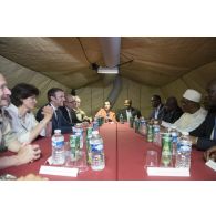 Le Président de la République Emmanuel Macron assiste à une réunion aux côtés de son homologue malien Ibrahim Boubacar Keïta à Gao, au Mali.