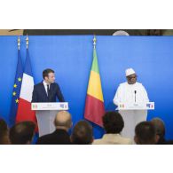 Le Président de la République Emmanuel Macron assiste à une conférence de presse auprès de son homologue malien Ibrahim Boubacar Keïta à Gao, au Mali.