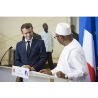 Le Président de la République Emmanuel Macron assiste à une conférence de presse auprès de son homologue malien Ibrahim Boubacar Keïta à Gao, au Mali.