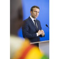 Le Président de la République Emmanuel Macron répond aux questions des journalistes pendant une conférence de presse à Gao, au Mali.