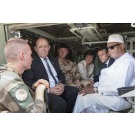 Le Président de la République Emmanuel Macron et son homologue malien Ibrahim Boubacar Keïta visitent l'intérieur d'un véhicule blindé de combat d'infanterie (VBCI) à Gao, au Mali.