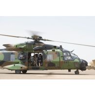 Le Président de la République Emmanuel Macron prend place à bord d'un hélicoptère Caïman NH-90 TTH aux côtés du général Pierre de Villiers à Gao, au Mali.