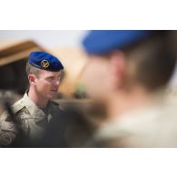 Un officier du 1er régiment d'hélicoptères de combat (RHC) dirige ses hommes pour une prise d'armes à Gao, au Mali.