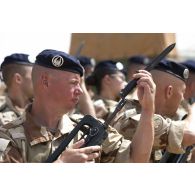 Un soldat s'équipe de sa baïonnette pour une prise d'armes à Gao, au Mali.