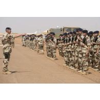 Un officier met en place un piquet d'honneur pour une prise d'armes à Gao, au Mali.