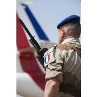 Portrait d'un soldat pour un piquet d'honneur à Gao, au Mali.