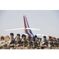 Rassemblement d'un piquet d'honneur pour une prise d'armes à Gao, au Mali.