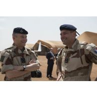 Le général de division Xavier de Woillemont accueille le général Pierre de Villiers à son arrivée à Gao, au Mali.
