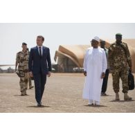 Le Président de la République Emmanuel Macron passe les troupes en revue aux côtés de son homologue malien Ibrahim Boubacar Keïta à son arrivée à Gao, au Mali.