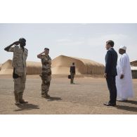 Le lieutenant-colonel Vincent Monfrin du 6e régiment du matériel (RMAT) rend les honneurs au Président de la République Emmanuel Macron et à son homologue Ibrahim Boubacar Keïta à Gao, au Mali.