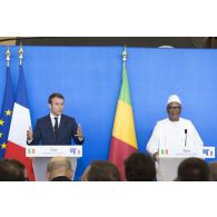 Le Président de la République Emmanuel Macron assiste à une conférence de presse auprès de son homologue malien Ibrahim Boubacar Keïta à Gao, au Mali.