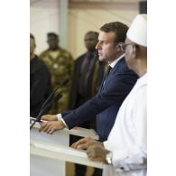 Le Président de la République Emmanuel Macron prononce un discours aux côtés de son homologue malien Ibrahim Boubacar Keïta lors d'une conférence de presse à Gao, au Mali.