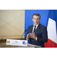 Le Président de la République Emmanuel Macron répond aux questions des journalistes lors d'une conférence de presse à Gao, au Mali.