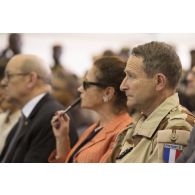 Le général Pierre de Villiers assiste à une conférence de presse aux côtés de l'ambassadeur Evelyne Decorps et du ministre de l'Europe et des Affaires étrangères Jean-Yves Le Drian à Gao, au Mali.