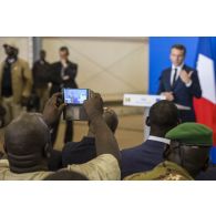Le Président de la République Emmanuel Macron prononce un discours lors d'une conférence de presse à Gao, au Mali.