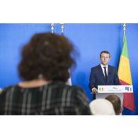 Le Président de la République Emmanuel Macron répond aux questions des journalistes lors d'une conférence de presse à Gao, au Mali.