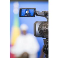 Retour caméra du discours du Président de la République Emmanuel Macron lors d'une conférence de presse à Gao, au Mali.