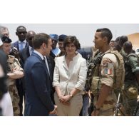 Le Président de la République Emmanuel Macron rencontre un soldat aux côtés de la ministre des Armées Sylvie Goulard à Gao, au Mali.