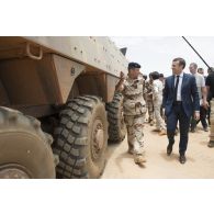 Le général Xavier de Woillemont présente un véhicule blindé de combat d'infanterie (VBCI) au Président de la République Emmanuel Macron à Gao, au Mali.
