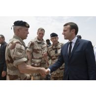 Le Président de la République Emmanuel Macron rencontre les colonels Régis Colcombet et Marc Conruyt à Gao, au Mali.