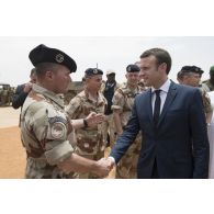 Le Président de la République Emmanuel Macron rencontre un colonel à Gao, au Mali.