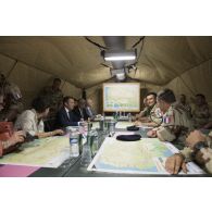 Le Président de la République Emmanuel Macron assiste à une réunion de commandement avec le général Xavier de Woillemont à Gao, au Mali.