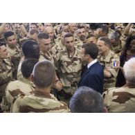 Le Président de la République Emmanuel Macron rencontre des soldats aux côtés du général Pierre de Villiers à Gao, au Mali.