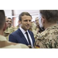 Le Président de la République Emmanuel Macron rencontre un officier de liaison allemand à Gao, au Mali.