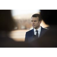 Le Président de la République Emmanuel Macron répond aux questions des journalistes lors d'une conférence de presse à Gao, au Mali.