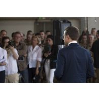 Le Président de la République Emmanuel Macron répond aux questions des journalistes lors d'une conférence de presse à Gao, au Mali.