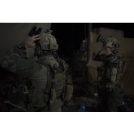 Des commandos parachutistes (GCP) s'équipent pour partir en mission à Hombori, au Mali.