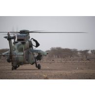 Un hélicoptère Tigre EC-665 HAD B2 du 3e régiment d'hélicoptères de combat (RHC) stationne sur le plateau d'Hombori, au Mali.
