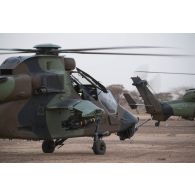 Des hélicoptères Tigre EC-665 HAD B2 du 3e régiment d'hélicoptères de combat (RHC) stationnent sur le plateau d'Hombori, au Mali.